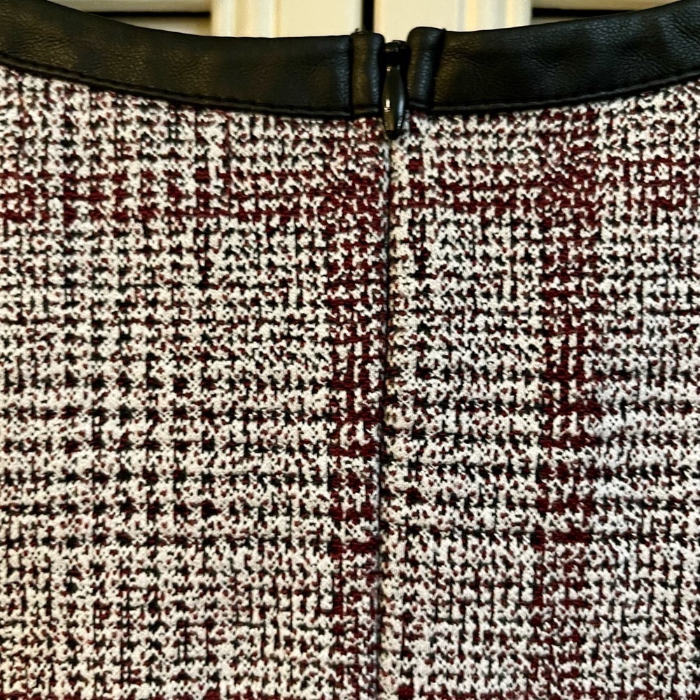 ANN TAYLOR, PLAID JACQUARD TUNIC. VERSATILE, SHORT SLEEVE TOP WITH LEATHER TRIM. - Picture 5 of 5